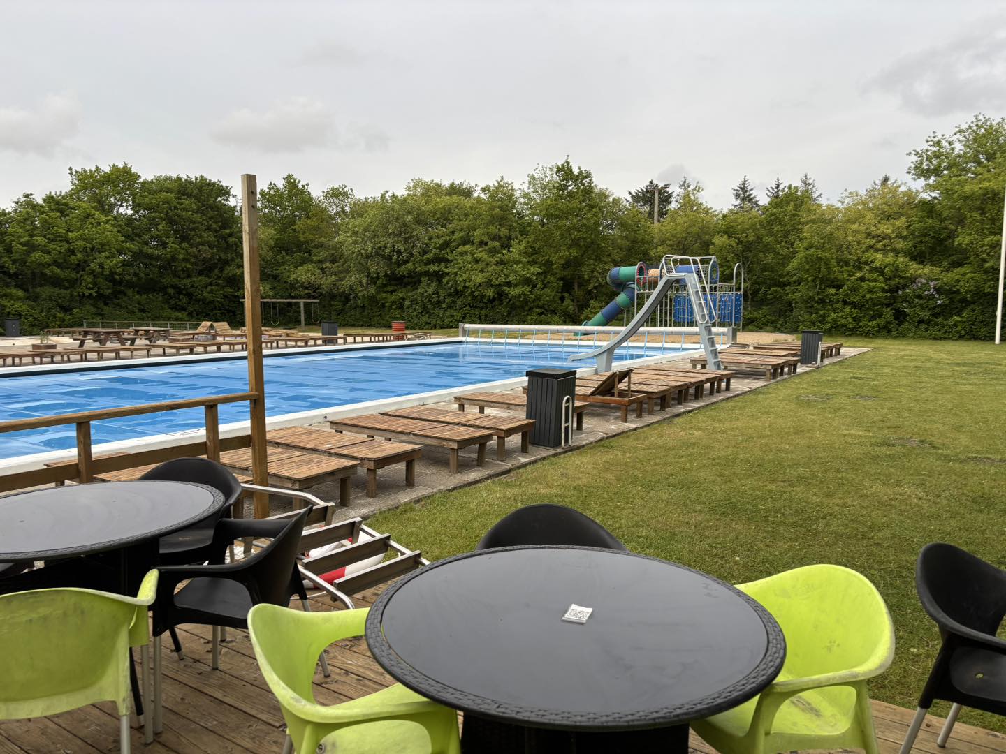 Sommerstemning ved bassinet i Ilskov Friluftsbad